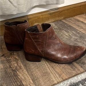 Size 7.5” Matisse women’s leather ankle bootie